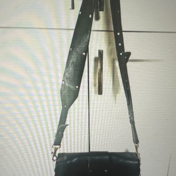 The Versace La Medusa Soft Lamb Leather Bag in size M is a luxurious and stylish - Picture 5 of 16